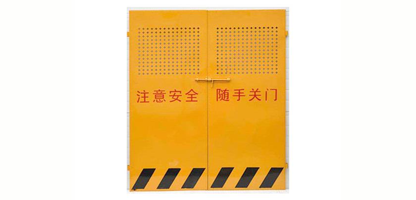 為什么施工電梯防護門是黃色的？